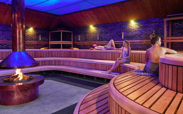Drie gasten ontspannen in de kleurensauna van SpaWell